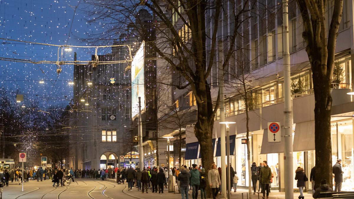 People walk on the Bahnhofstrasse shopping street in Zurich, Switzerland, December 3, 2022. REUTERS/Arnd Wiegmann/File Photo