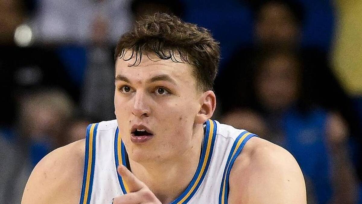  Mar 3, 2026; Los Angeles, California, USA; UCLA Bruins forward Tyler Bilodeau (34) points to teammates after hitting a 3-point jumpshot during the second half at Pauley Pavilion presented by Wescom Financial. Mandatory Credit: Robert Hanashiro-Imagn Images | Robert Hanashiro-Imagn Images 
