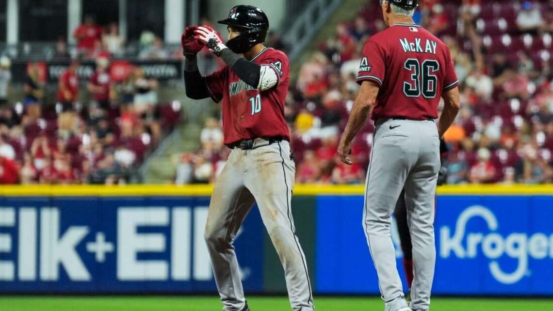 Fielding error dooms Reds against Diamondbacks