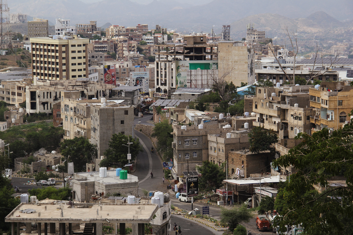 In Yemen's besieged Taiz, families take shelter as Houthis close in ...