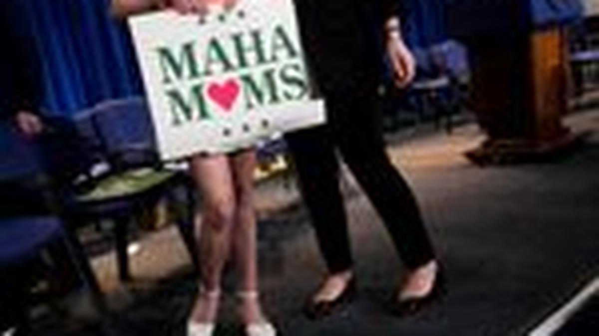 FILE PHOTO: An attendee holds a Make America Healthy Again (MAHA) Moms sign at the end of a press conference announcing of the U.S. Food and Drug Administration's (FDA) intent to phase out the use of petroleum-based synthetic dyes in the nation's food supply, at the Department of Health and Human Services in Washington, D.C., U.S., April 22, 2025. REUTERS/Elizabeth Frantz/File Photo