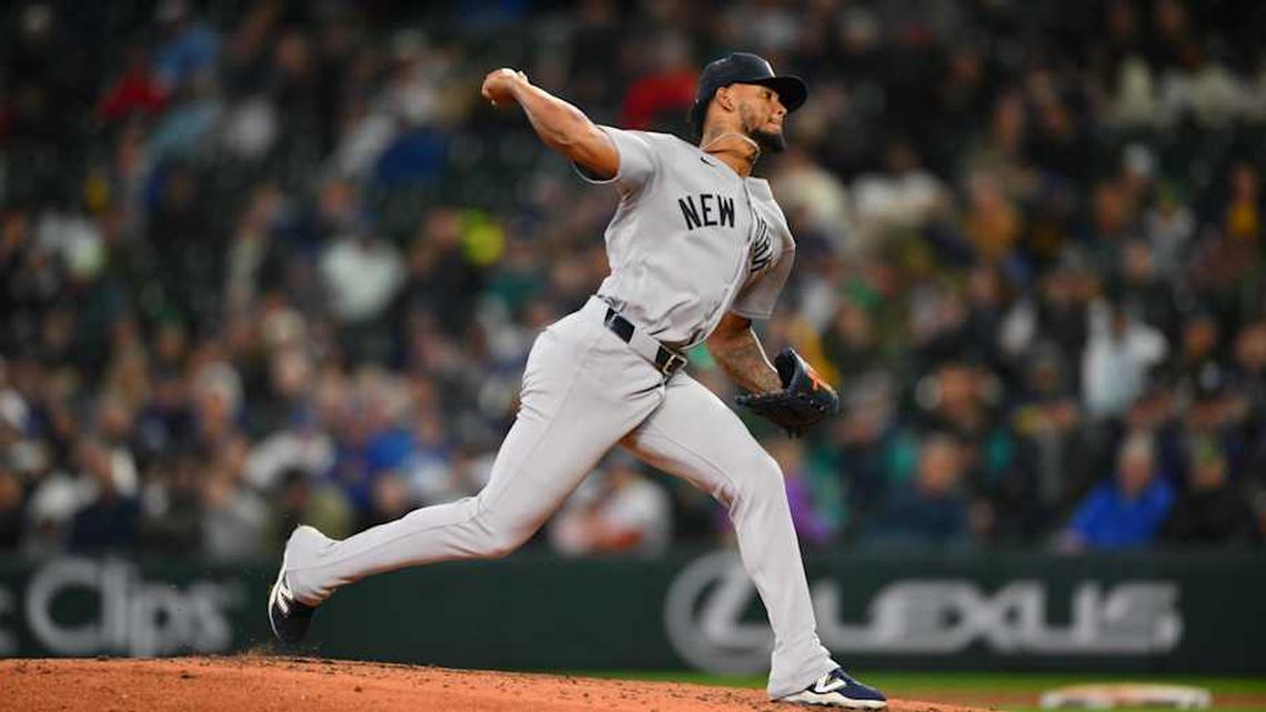  New York Yankees relief pitcher Camilo Doval (75) pitches to the Seattle Mariners during the eighth inning at T-Mobile Park. | Steven Bisig-Imagn Images 