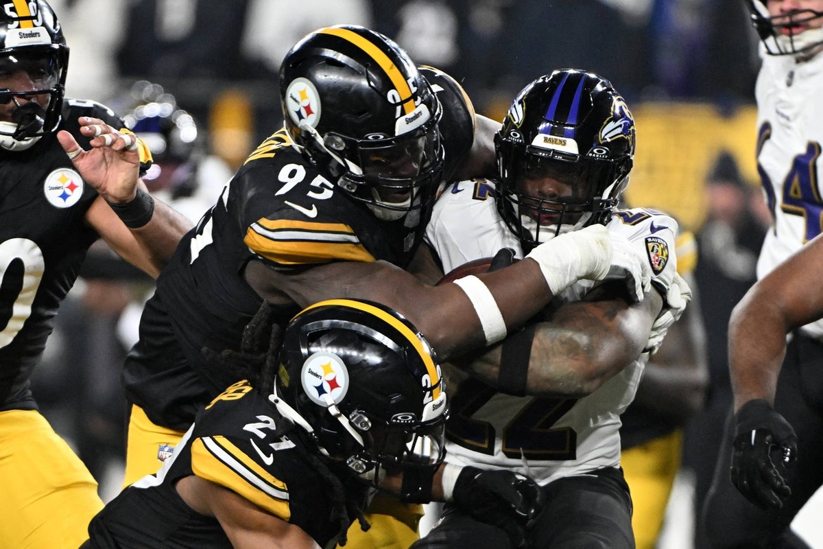  Jan 4, 2026; Pittsburgh, Pennsylvania, USA; Baltimore Ravens running back Derrick Henry (22) is tackled by Pittsburgh Steelers defensive tackle Keeanu Benton (95) during the first half at Acrisure Stadium. Mandatory Credit: Barry Reeger-Imagn Images reuters.com,2026:newsml_MT1USATODAY27934469:146171006