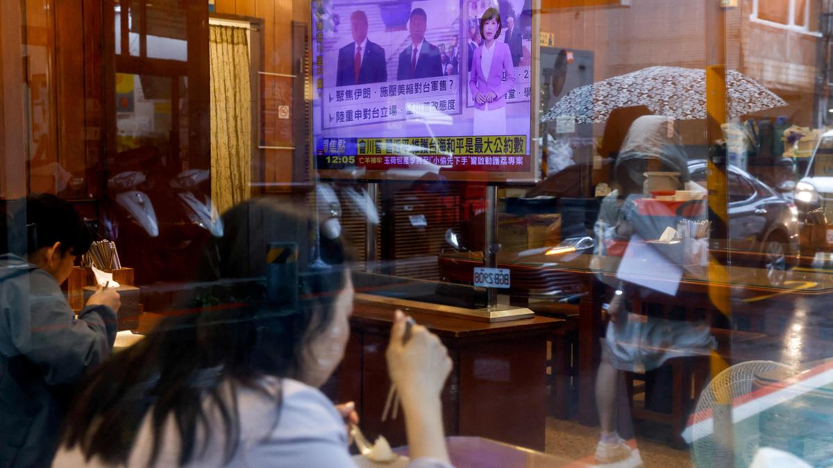 A television screen shows a live broadcast of the meeting between U.S. President Donald Trump and Chinese President Xi Jinping, at a restaurant in Taipei, Taiwan, May 14, 2026. REUTERS/Ann Wang