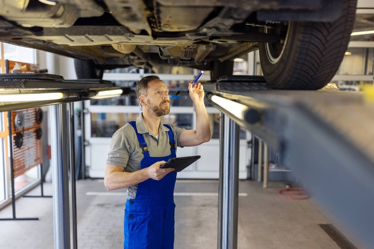  Competing bills governing car repairs are moving through Congress. 