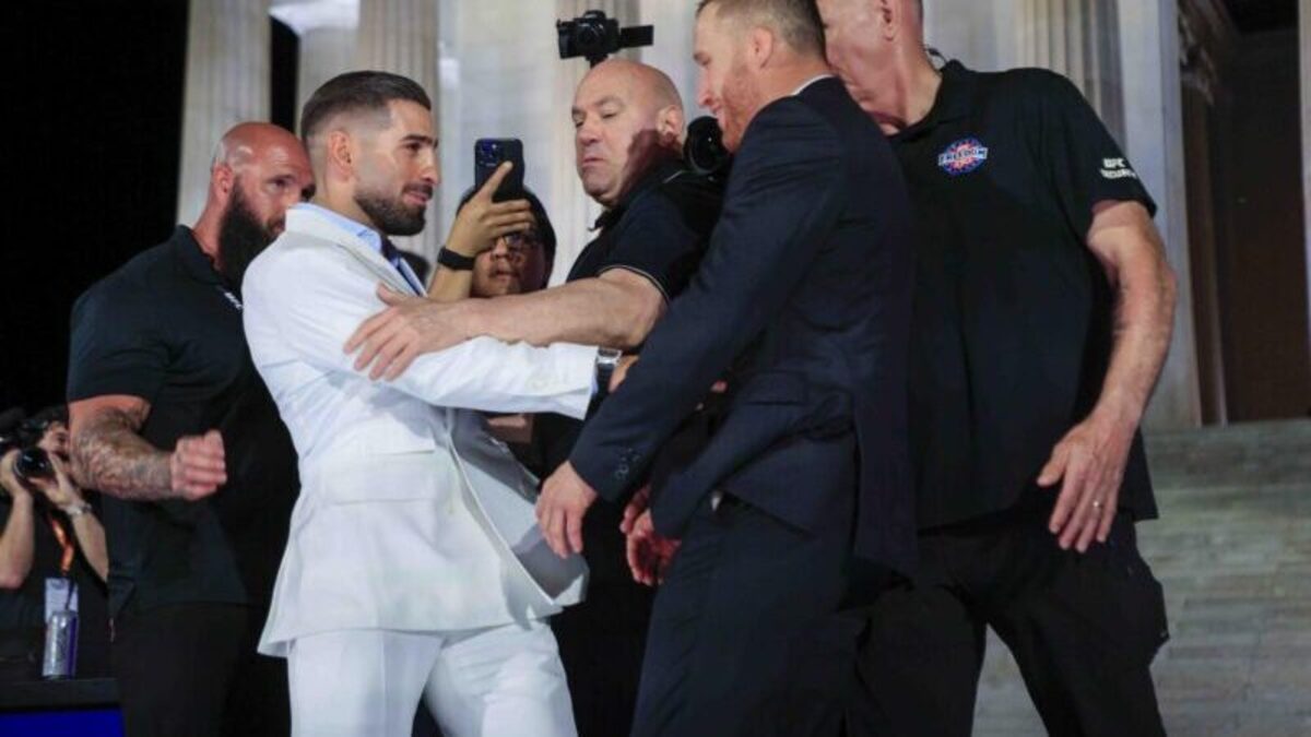 El presidente y consejero delegado de la UFC, Dana White (c), separa a Ilia Topuria (2i) y a Justin Gaethje (2d) durante la rueda de prensa de la UFC Freedom 250 en el Lincoln Memorial de Washington, DC (EE.UU.). La UFC Freedom 250 tendrá lugar en el Jardín Sur de la Casa Blanca el 14 de junio de 2026. EFE/SHAWN THEW / POOL