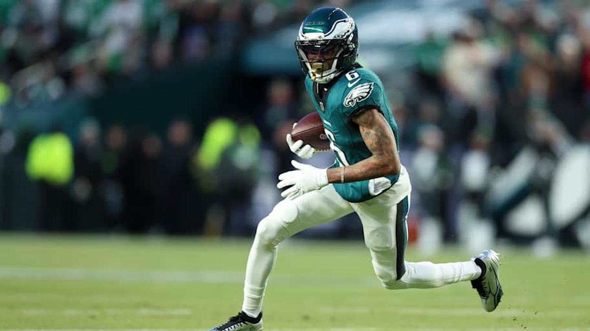  Jan 11, 2026; Philadelphia, PA, USA; Philadelphia Eagles wide receiver DeVonta Smith (6) carries the ball after a reception against the San Francisco 49ers during the first quarter in an NFC Wild Card Round game at Lincoln Financial Field. | Bill Streicher-Imagn Images 