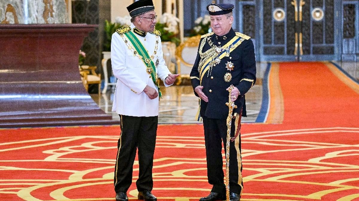 FILE PHOTO: King of Malaysia Sultan Ibrahim Iskandar speaks with Malaysia's Prime Minister Anwar Ibrahim after the oath taking ceremony at the National Palace in Kuala Lumpur, Malaysia on January 31, 2024. MOHD RASFAN/Pool via REUTERS/File Photo