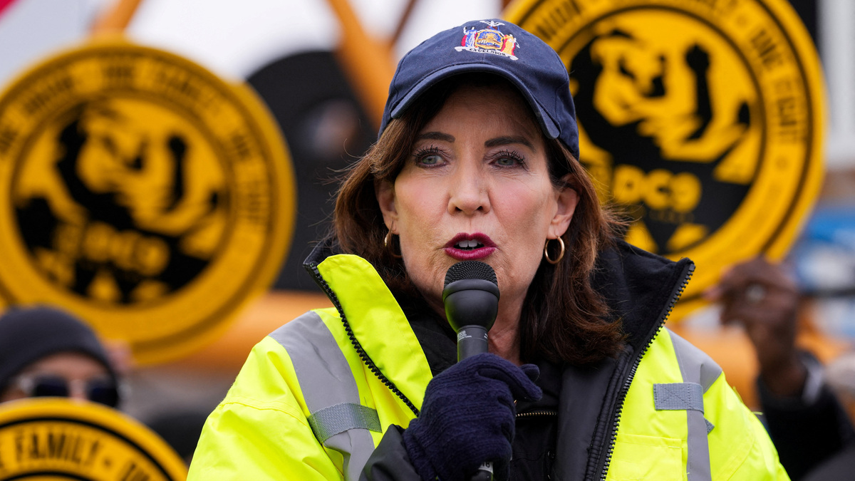 New York Governor Kathy Hochul speaks as she meets with gateway project construction workers at the site of the Gateway Project in New York City, U.S., February 17, 2026. REUTERS/Adam Gray