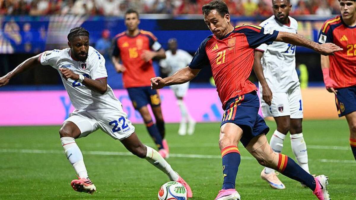  Spain struggled against FIFA's 72nd ranked team. | ROBERTO SCHMIDT / AFP via Getty Images 