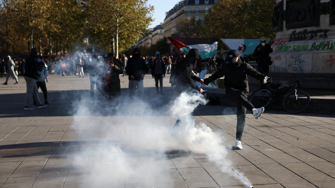 French markets tumble as riots add to political crisis