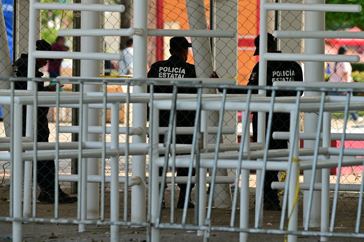 State police officers operate at the scene in the aftermath of a deadly fire at a large fairground venue where a music concert attended by thousands of people took place, in Villahermosa, Tabasco state, Mexico, May 7, 2026. REUTERS/Luis Manuel Lopez