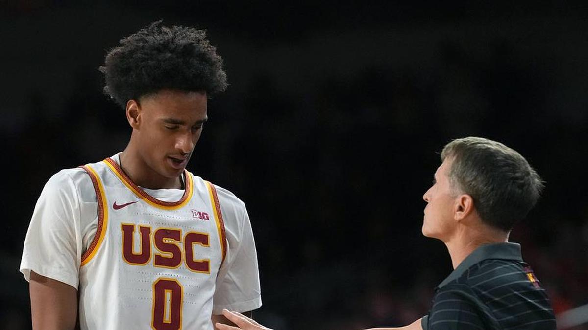 Feb 18, 2026; Los Angeles, California, USA; Southern California Trojans head coach Eric Musselman and guard Alijah Arenas (0) react against the Illinois Fighting Illini in the first half at Galen Center. Mandatory Credit: Kirby Lee-Imagn Images | Kirby Lee-Imagn Images 