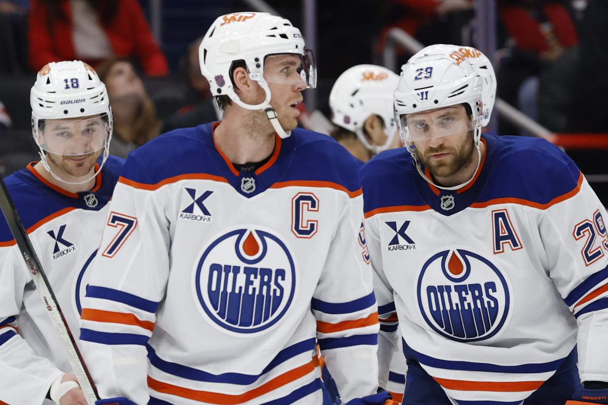  Edmonton Oilers center Connor McDavid (97) talks with Edmonton Oilers center Leon Draisaitl (29) at Capital One Arena. Geoff Burke-Imagn Images