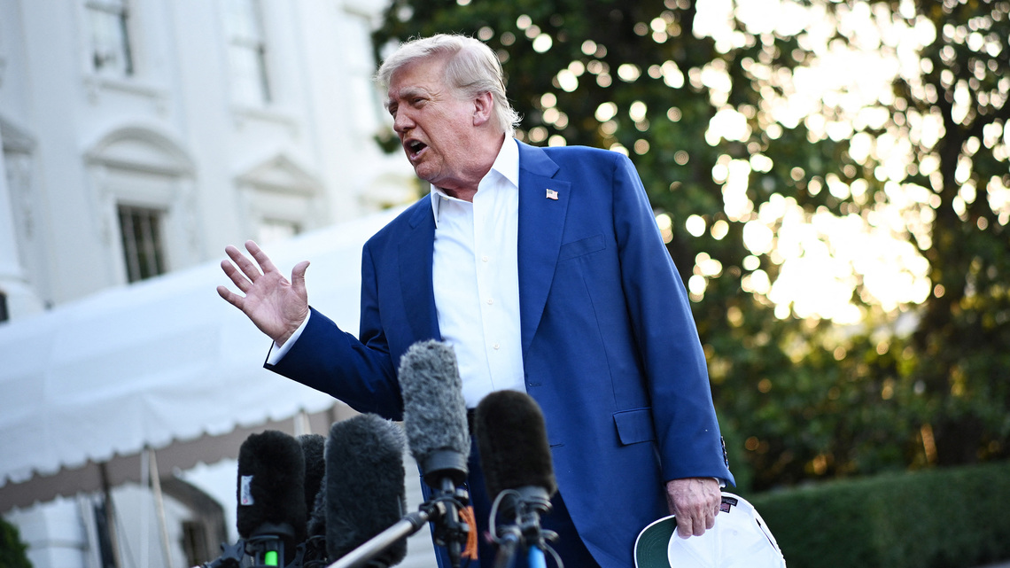 White House renews media fight, barring CNN from Trump trip 