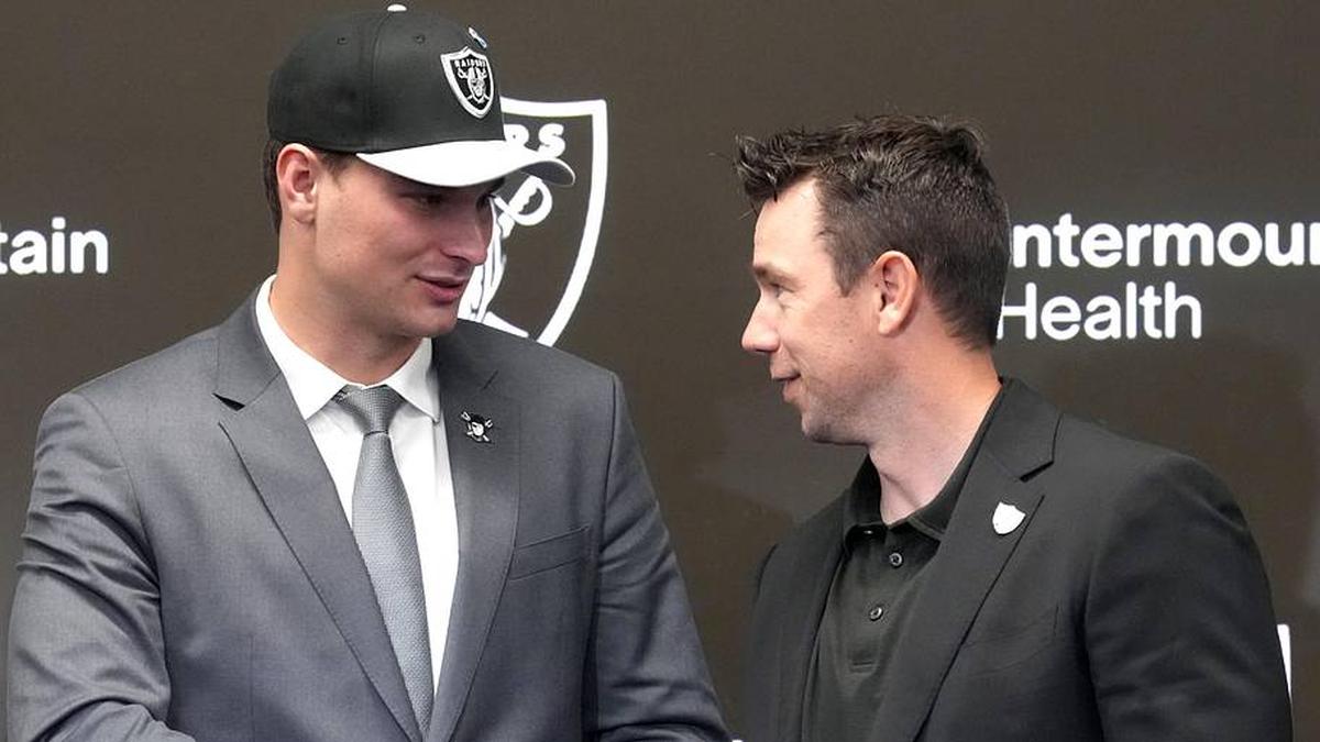  Apr 24, 2026; Henderson, NV, USA; Las Vegas Raiders quarterback Fernando Mendoza (left) shakes hands with head coach Klint Kubiak at introductory press conference at Intermountain Health Performance Center after being selected as the No. 1 pick in the 2026 NFL Draft. Mandatory Credit: Kirby Lee-Imagn Images | Kirby Lee-Imagn Images 