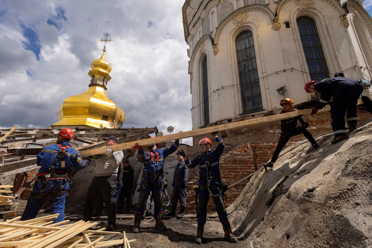 Workers repair roof the Dormition Cathedral of the Kyiv Pechersk Lavra, after it was hit during yesterday’s Russian missile and drone strikes, amid Russia's attack on Ukraine, in Kyiv, Ukraine June 16, 2026.  REUTERS/Thomas Peter