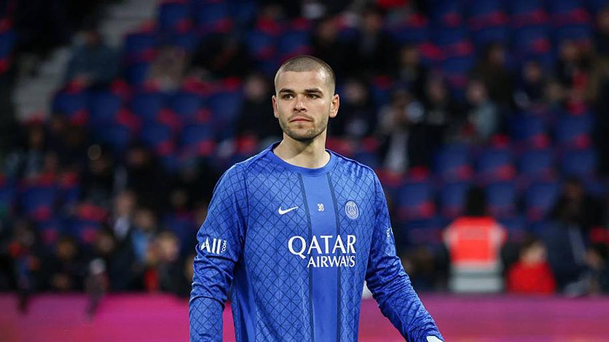  Lucas Chevalier is benched at PSG. | Catherine Steenkeste/Getty Images 
