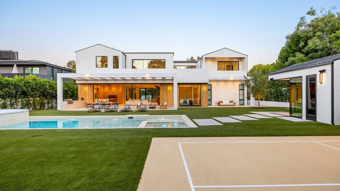 Landmaxxing: Why luxury owners are buying the homes next door