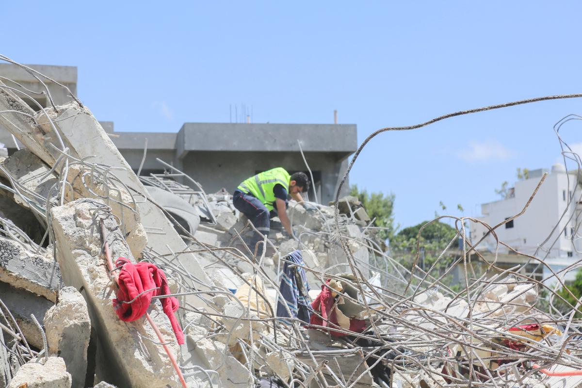 Emergency personnel works at the site of an Israeli strike, that killed multiple people according to Lebanon's Health Ministry, in Deir Qanoun al-Nahr, Tyre district, southern Lebanon, May 20, 2026. REUTERS/Stringer