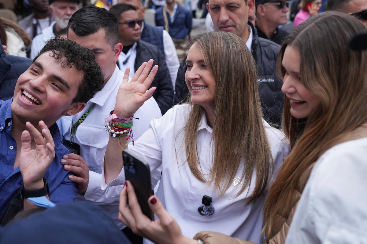 Colombian presidential candidate Paloma Valencia of the Democratic Centre party greets supporters after voting at a polling station during the first round of the presidential election, in Bogota, Colombia May 31, 2026. REUTERS/Enea Lebrun