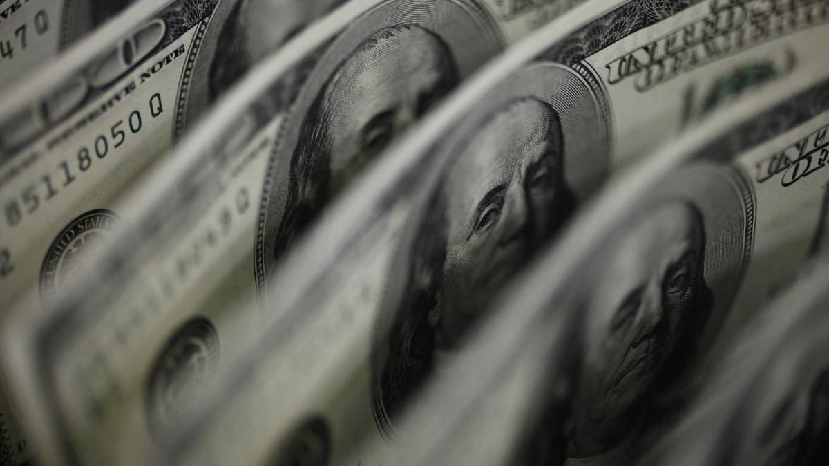 A picture illustration shows U.S. 100 dollar bank notes taken in Tokyo August 2, 2011. The Swiss franc rose to a record high against the euro and was close to a record versus the dollar on Tuesday as concerns about euro zone sovereign debt problems and a slowdown in the global economy buoyed demand for the safe-haven currency.  REUTERS/Yuriko Nakao (JAPAN - Tags: BUSINESS POLITICS)