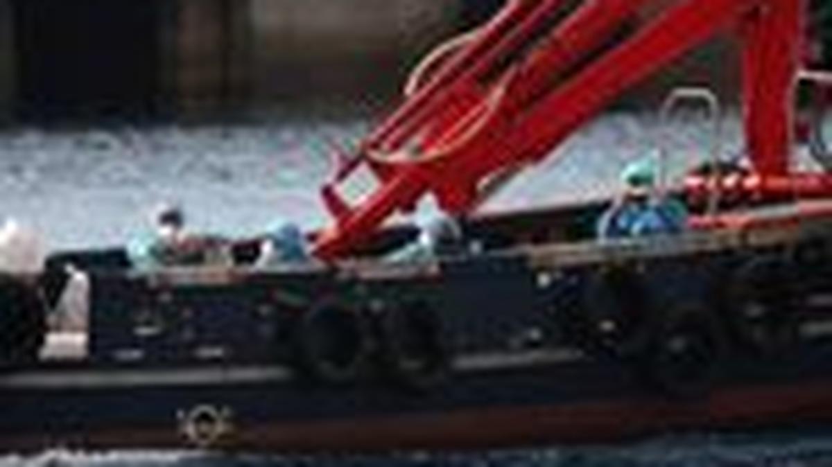 People from the cruise ship MV Hondius, affected by a hantavirus outbreak, are transferred by boat to the port after disembarking, at the port of Granadilla de Abona, in Tenerife, Spain, May 10, 2026. REUTERS/Hannah McKay