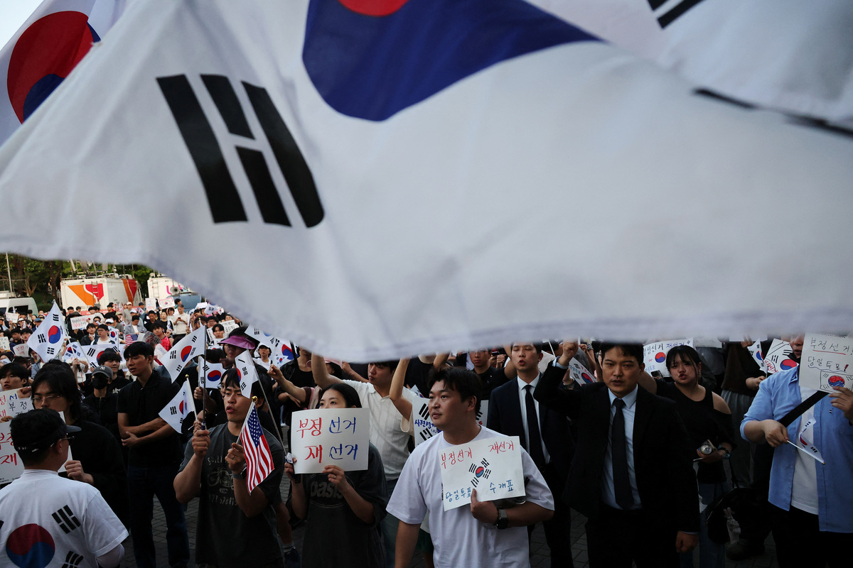 Protesters chant slogans in front of a vote-counting centre during a protest to demand a rerun of the local election, amid a ballot paper shortage that disrupted voting, in Seoul, South Korea, June 10, 2026. REUTERS/Kim Hong-Ji