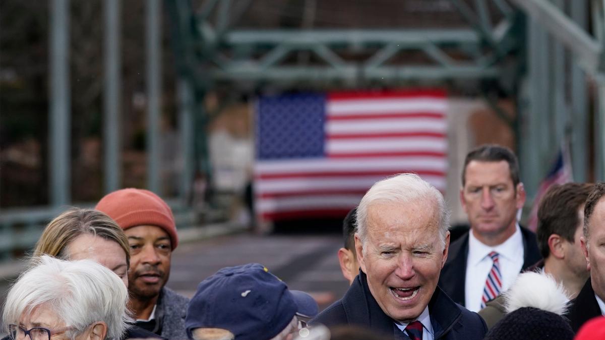 El presidente Joe Biden saluda a varias personas durante su visita al puente NH 175 sobre el río Pemigewasset para promover la ley de infraestructura, el martes 16 de noviembre de 2021, en Woodstock, Nueva Hampshire. (AP Photo/Evan Vucci)