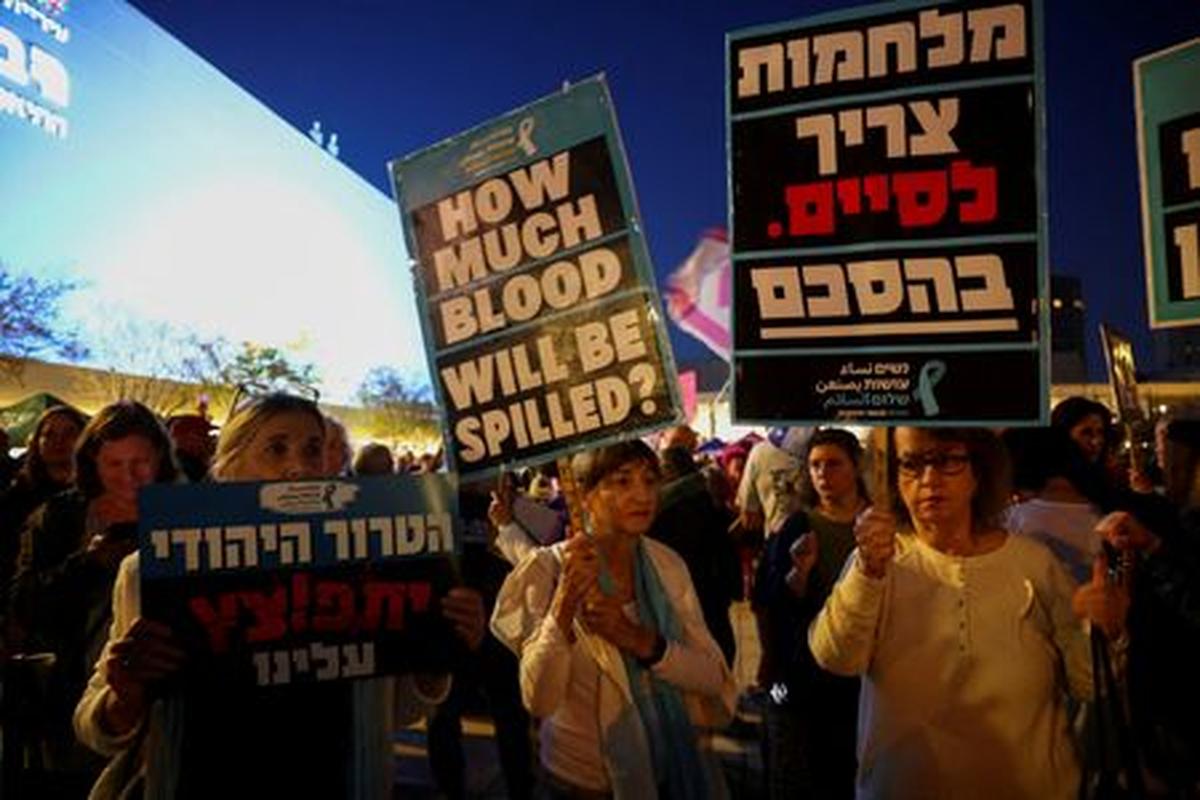 FILE PHOTO: Israelis take part in a protest against Israeli Prime Minister Benjamin Netanyahu and his government, in Tel Aviv, Israel April 25, 2026. REUTERS/Florion Goga/File Photo