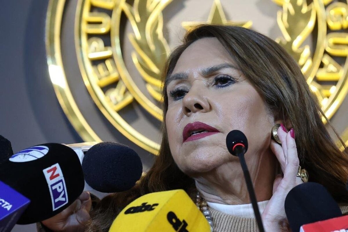 La senadora paraguaya Celeste Amarilla habla en una conferencia de prensa en Asunción, Paraguay, este martes, abordando la polémica por sus declaraciones sobre el futbolista francés Kylian Mbappé y pidiendo al capitán francés que se retracte de los comentarios que hizo en respuesta.