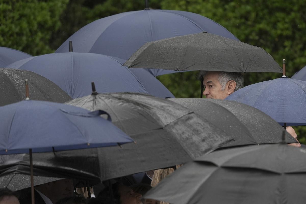 Dr. Mehmet Oz, administrator of the Centers for Medicare & Medicaid Services, amid umbrellas before an arrival ceremony for King Charles III and Queen Camilla on the South Lawn of the White House in Washington, on Tuesday, April 28, 2026. (Salwan Georges/The New York Times)