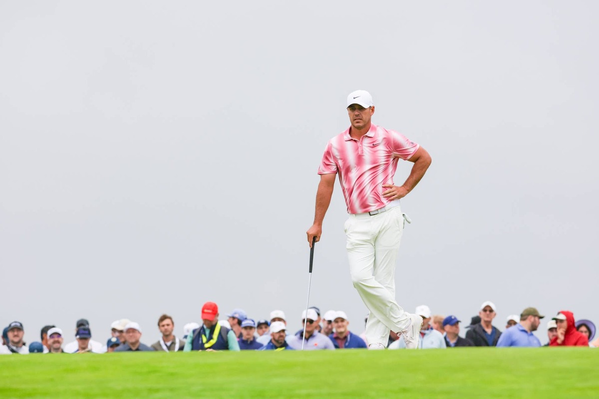  Brooks Koepka walks on the first hole during the first round of the 2026 U.S. Open at Shinnecock Hills Golf Club in Southampton, N.Y. on Thursday, June 18, 2026. (Jeff Haynes/USGA)