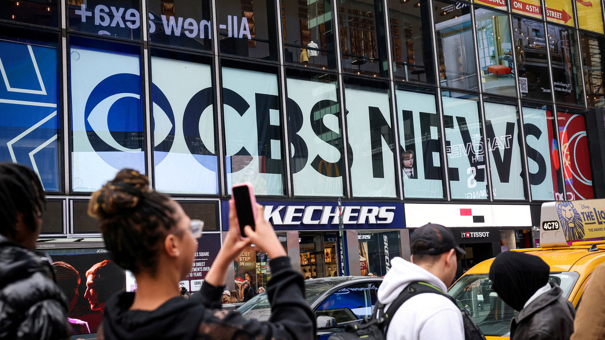 FILE PHOTO: A CBS News sign is displayed on the Paramount offices in Manhattan in New York City, U.S., March 20, 2026.  REUTERS/Brendan McDermid/File Photo