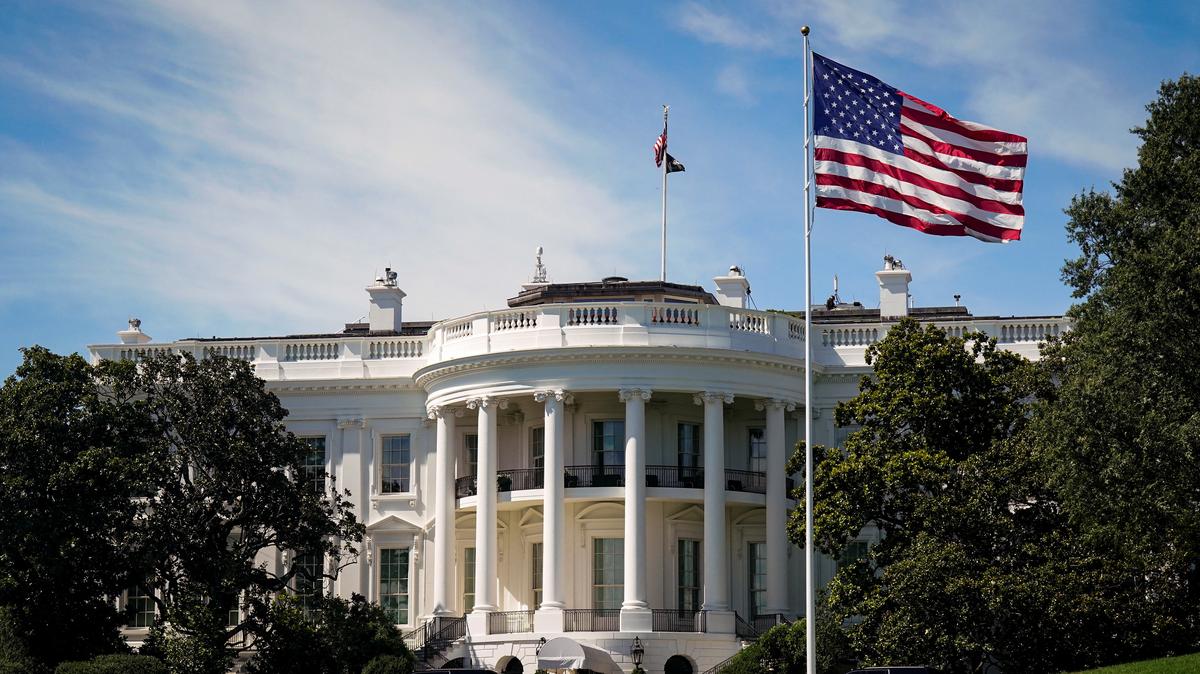 A general view of the White House as U.S. President Donald Trump's motorcade returns following a trip to Trump National Golf Club, in Washington, D.C., U.S., July 20, 2025. REUTERS/Al Drago/File Photo