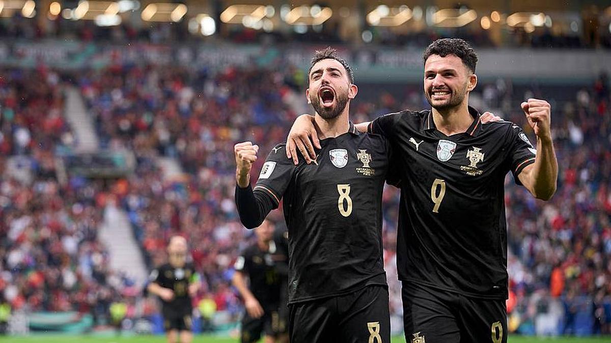  Bruno Fernandes (left) is in the form of his life. | Jose Manuel Alvarez Rey/Getty Images 
