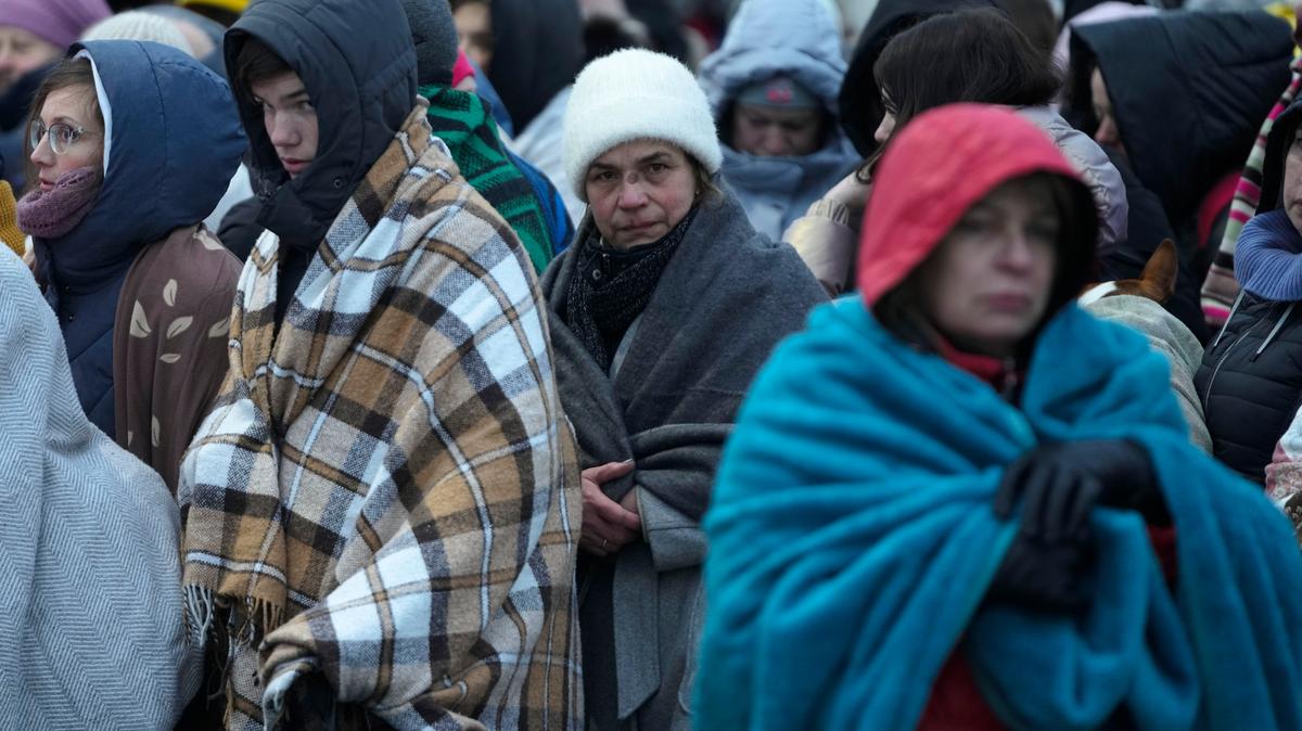 Archivo - Centenares de refugiados, mayormente mujeres y niños, aguardan para ser transportados después de huir de Ucrania, cruzar la frontera y llegar a Medyka, Polonia, el 7 de marzo de 2022. (AP Foto/Markus Schreiber, Archivo)