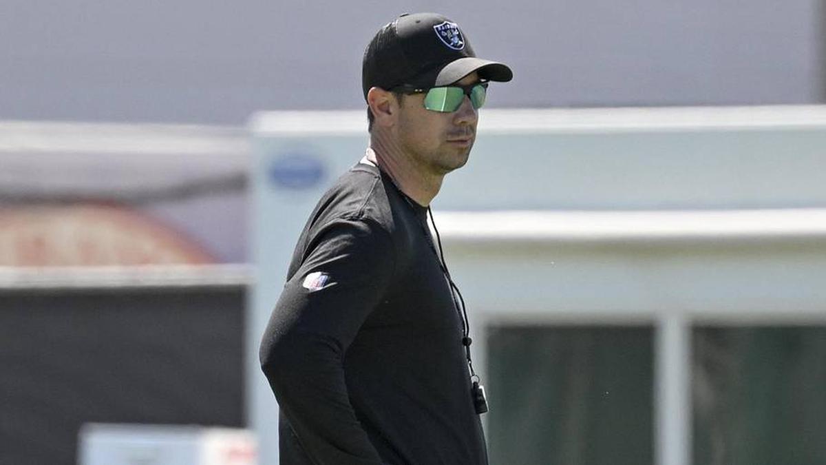  May 20, 2026; Henderson, NV, USA; Las Vegas Raiders head coach Klint Kubiak looks on during organized team activities at Intermountain Health Performance Center. Mandatory Credit: Candice Ward-Imagn Images | Candice Ward-Imagn Images 