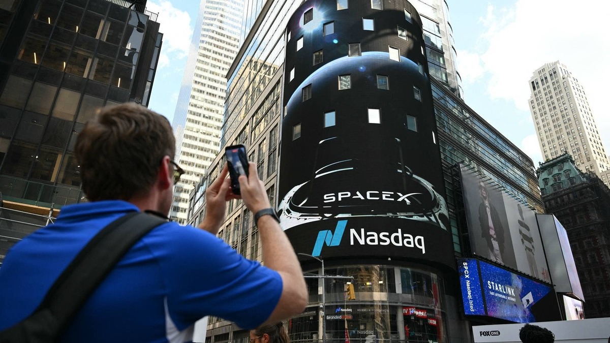 Analysts warn SpaceX remains richly valued despite its decline, citing lofty multiples, execution risks, and fair value estimates below target. 