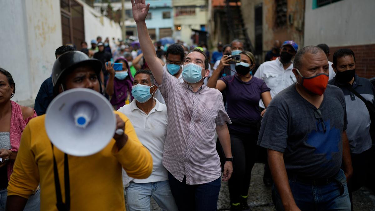 Tomás Guanipa, candidato a la alcaldía de la Mesa de Unidad Democrática (MUD) por el municipio Libertador, saluda a simpatizantes en su visita al barrio Carapita de Caracas, Venezuela, el martes 26 de octubre de 2021. (AP Foto/Ariana Cubillos)