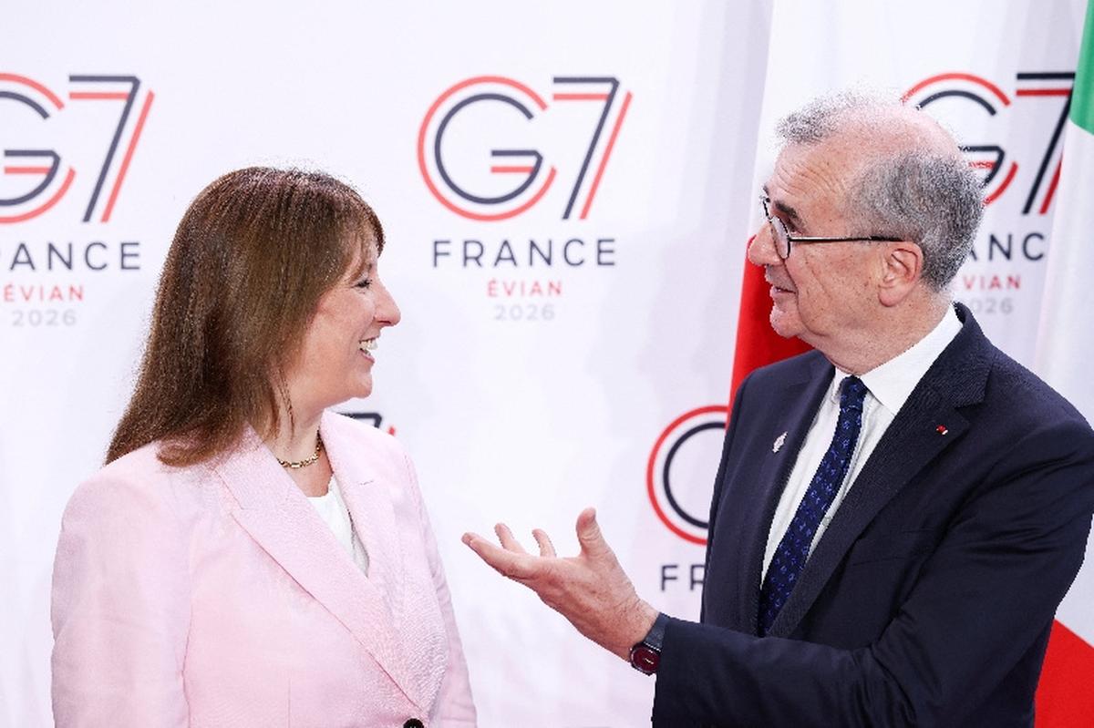 British Chancellor of the Exchequer Rachel Reeves interacts with Governor of Banque de France Francois Villeroy de Galhau ahead of a G7 finance ministers and central bank governors meeting in Paris, France, May 18, 2026. REUTERS/Tom Nicholson