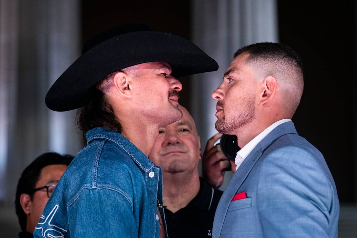 (L-R) Diego Lopes and Steve Garcia face off. Al Drago/Getty Images