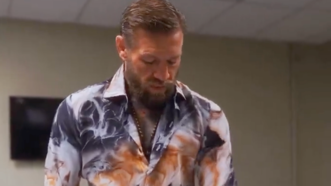 Conor McGregor Gives No Effort When Signing His Autograph 