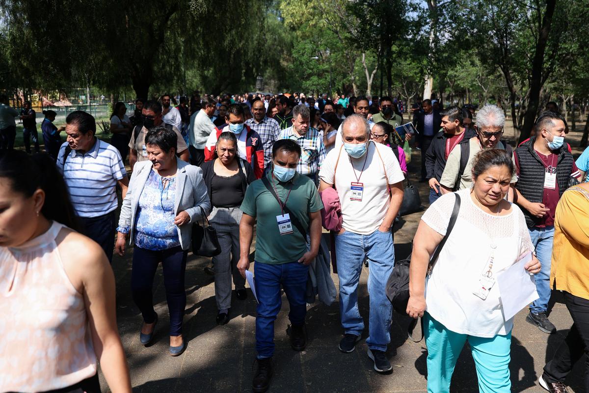 People wait outside, after an earthquake alarm sounded, warning of a tremor, in Mexico City, Mexico, May 4, 2026. REUTERS/Luis Cortes