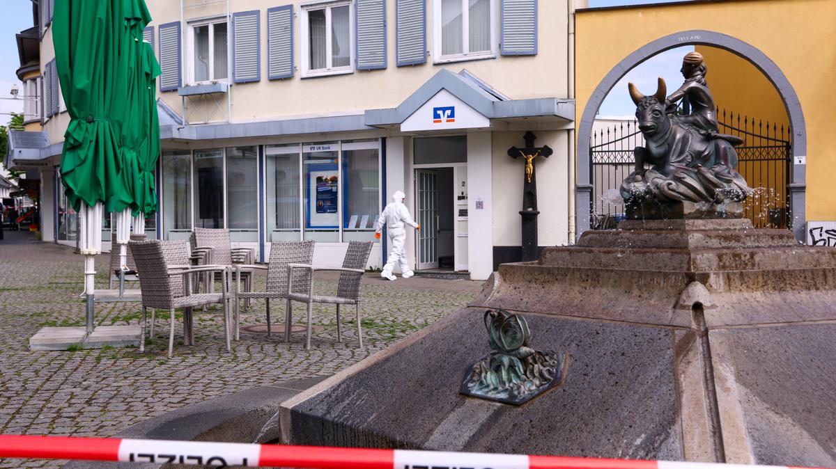 A member of the forensics enters the savings bank branch, in a cordoned off area, amid a response to a hostage-taking situation, after at least one suspect is at large after fleeing the scene, according to police reports, in the western town of Sinzig, near Bonn, in the state of Rhineland-Palatinate, Germany, May 8, 2026. REUTERS/Thilo Schmuelgen