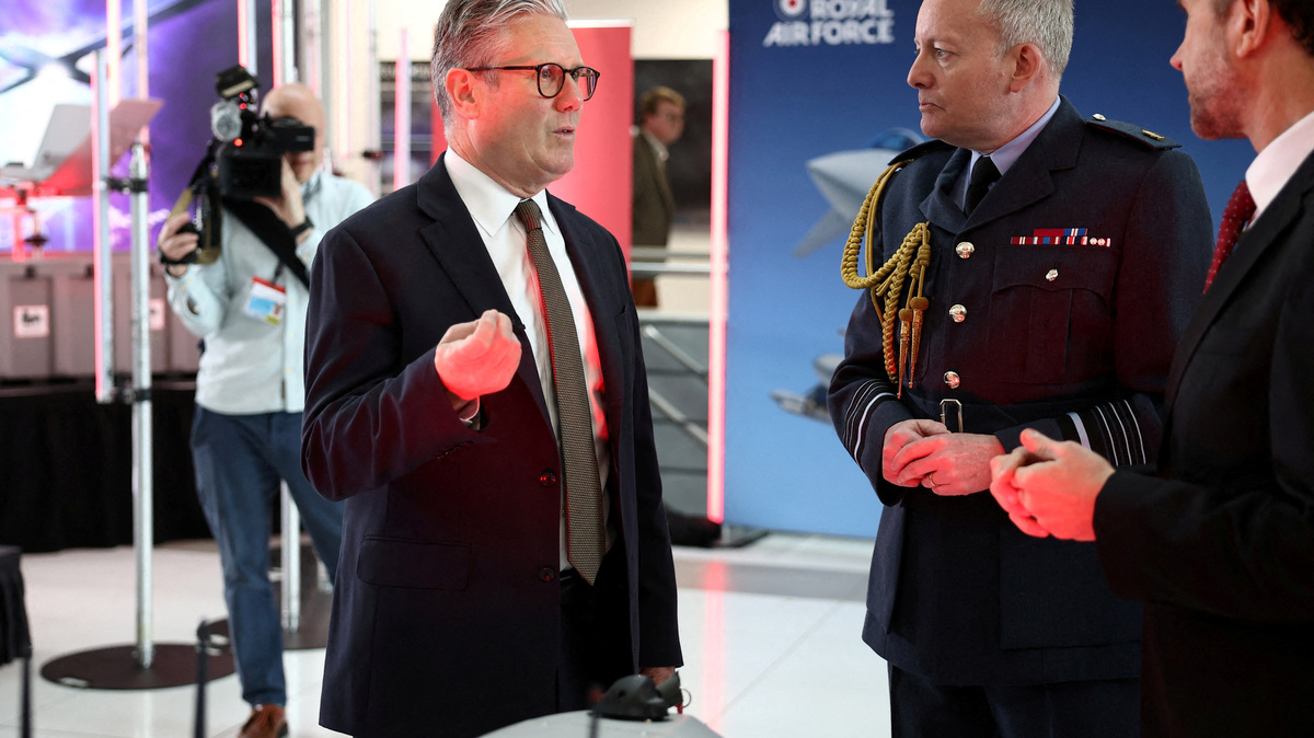 FILE PHOTO: Britain's Prime Minister Keir Starmer speaks with Air Chief Marshal Richard Knighton during a visit to a defence contractor in Bedfordshire, Britain, May 2, 2025. HENRY NICHOLLS/Pool via REUTERS/File Photo