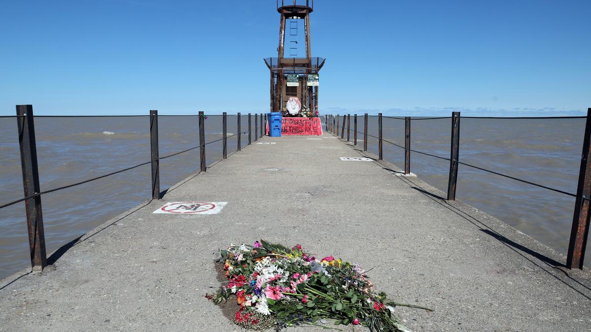 Flowers lie on the pier at Tobey Prinz Beach in Chicago on March 23, 2026, near where Sheridan Gorman was fatally shot on the pier. (Terrence Antonio James/Chicago Tribune/TNS)