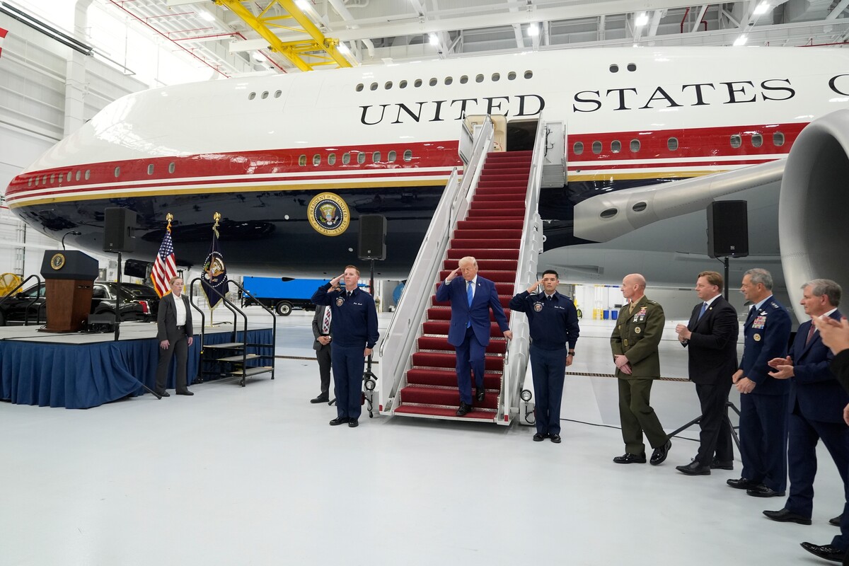  President Donald Trump exits the newly designated Air Force One presidential aircraft following a tour at Joint Base Andrews, Md., Friday, June 19, 2026. (AP Photo/Manuel Balce Ceneta) 