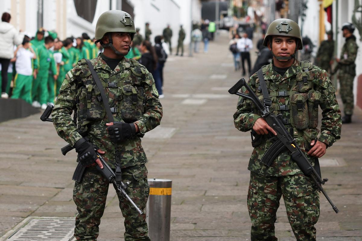 Security personnel stand guard on the street ahead of the first round of the presidential election to be held on May 31, in Bogota, Colombia, May 29, 2026. REUTERS/Luisa Gonzalez
