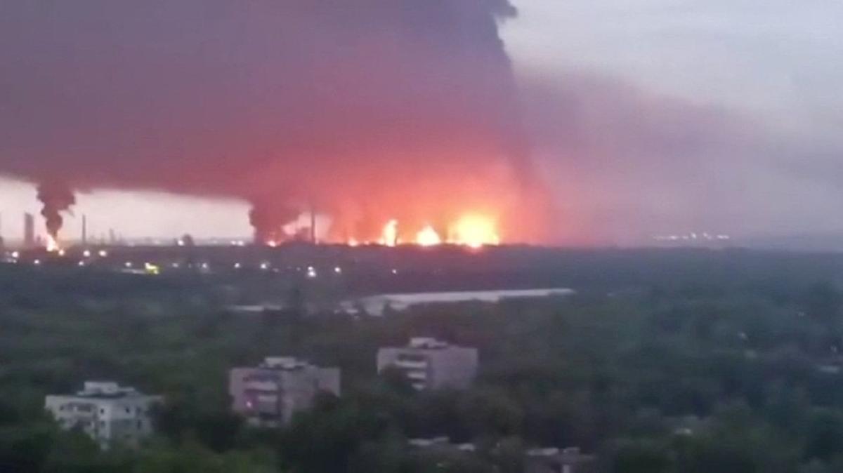 FILE PHOTO: Fire and a thick plume of smoke rise in the vicinity of the Ryazan oil refinery, amid the Russia-Ukraine conflict in Ryazan, Ryazan region, Russia, May 15, 2026, in this screen grab obtained from a social media video. Social Media/via REUTERS  /File Photo
